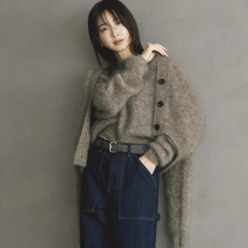 落ち着いたトーンで全身をまとめて、定番ニット×デニムの組み合わせを上品に見せる。最低気温5℃｜12/23(火)【50代の毎日コーデ】