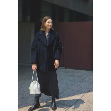 タイムレスなピーコートはクリーンな白バッグのアクセントであか抜ける。最低気温4℃｜2/13(火)【50代の毎日コーデ】