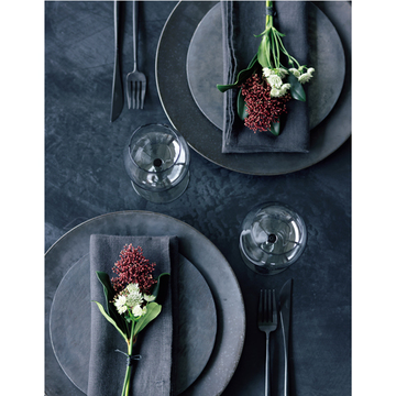 テーブルにはミニブーケやガーランドを配置し、料理の味わいを深めるエッセンスを【12月のウェルカムフラワー】