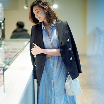 何げないのに余裕を感じる！フェミニンスタイルにジャケットの肩かけ