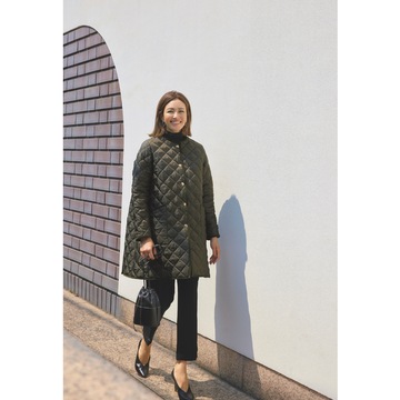 テントラインのコートに細身パンツのメリハリシルエットできれいめカジュアルに仕上げる。最高気温11℃｜12/17(日)【50代の毎日コーデ】