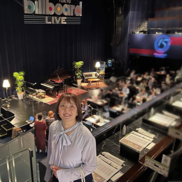 六本木の夜景を楽しみながら極上ディナーと珠玉の名曲ライブ