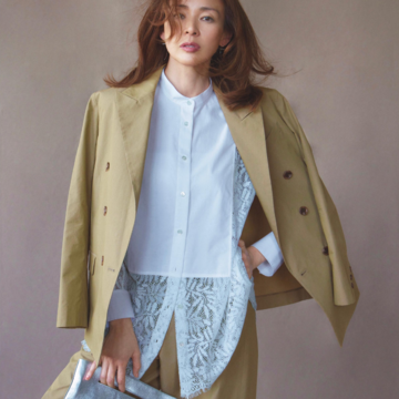 上質なコットンのセットアップで知的な印象と夏の軽やかさをまとった通勤コーデに。気温31℃｜7/9(水)【50代の毎日コーデ】