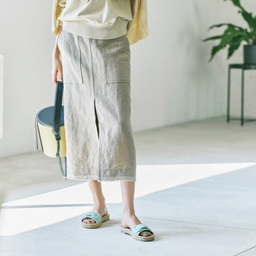 セルジオ ロッシのフラットサンダルでタイトスカートコーデに抜け感を