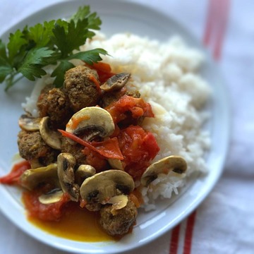 ボウル1つでできる！むくみが気になる40代・50代におすすめ「マッシュルームとミートボールのカレーレシピ」