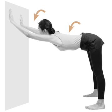 【猫背に効くストレッチ1】「両手で壁ドン! ストレッチ」で縮こまった肩、背中を伸ばす！