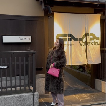 食事の時間も、街歩きも品よく。大人のムートンコート着回し【2日目】