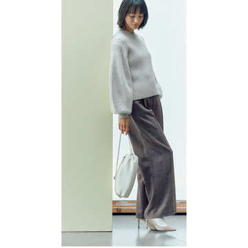 【50代ニット＋パンツコーデテク】トラッドなパンツスタイルは白ソックスで抜け感を出す