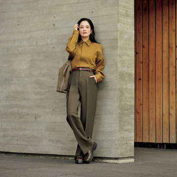 端正なジェントルパンツはニュアンスカラーを重ねて豊潤に