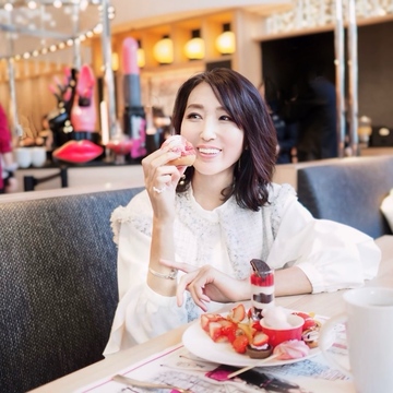 ブラック×ピンクが映える！ヒルトンのストロベリースイーツビュッフェ