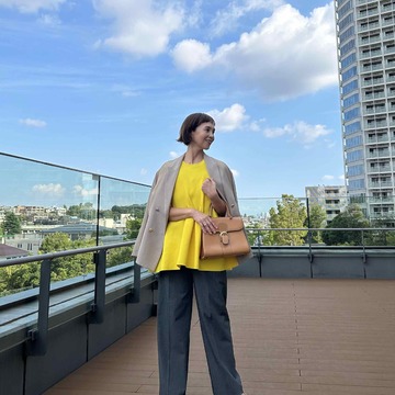 明るい色×UNIQLOグレーパンツ