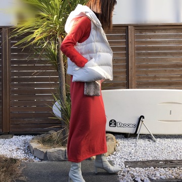 オレンジニットワンピースで気分をあげて