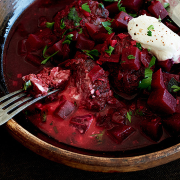 意外と簡単に作れる！冨永愛さんのお気に入りレシピ「ビーツとミートボールの煮込み」【大人のプレミアム鍋】