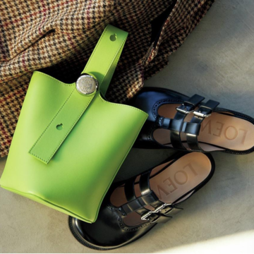 【富岡佳子「おしゃれの冒険の旅」vol.22】ロエベのバケツ型バッグをアクセサリー気分で持つ