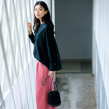 大人にちょうどいい“ラズベリーピンク”で主役感たっぷりの装いに！【手持ちのアイテムに濃密色を】