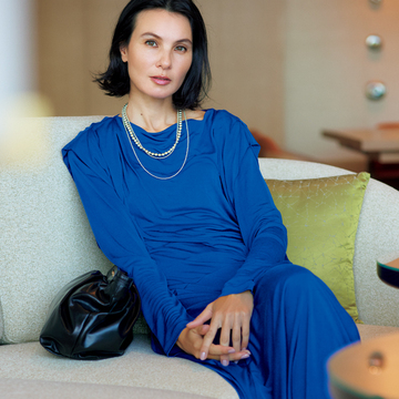 鮮やかブルー×光沢感のあるワンピースで誰よりも華やぐ！【大人を素敵に見せるワンピース】