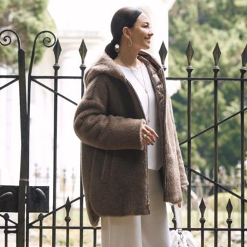 アクティブなフーデットコートはモカ×オフホワイトの配色でリュクスに仕上げる。最高気温10℃｜1/2(金)【50代の毎日コーデ】