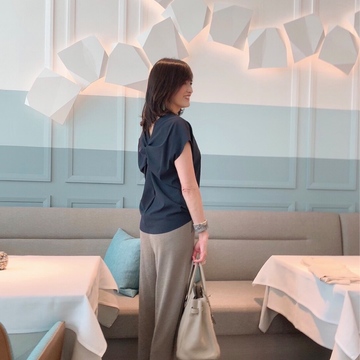 バックコンシャスなトップス