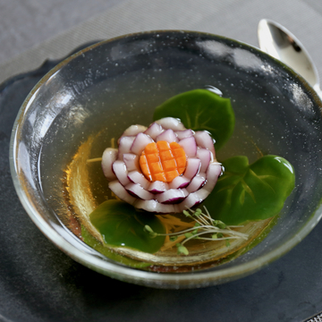 いつもの食卓を華やかに！玉ねぎでつくる蓮のお花スープ