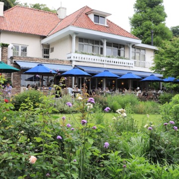 石窯ガーデンテラス 浄明寺内のイングリッシュガーデンへ