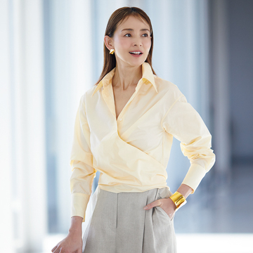 【50代 主役になる美貌のシャツ】春にふさわしいフレッシュなカシュクールシャツは淡色トーンでまとめて