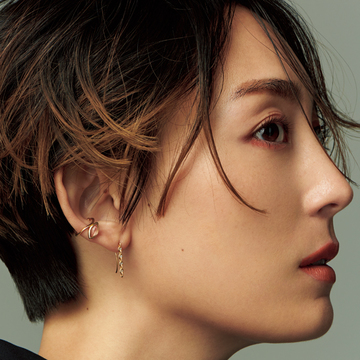 イヤカフは左右に散らしてしゃれ感アップ！ 彩り天然石をダイヤのピアスにあわせて