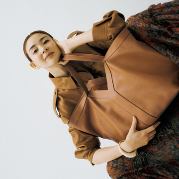 【サンローランの新作バッグ】ビッグトートをラフに持つのが素敵