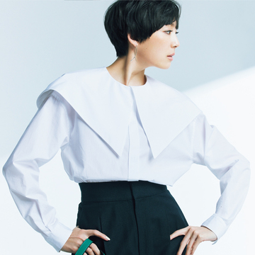 大胆な三角襟が美しい白ブラウスは、黒パンツで大人モードに【華やか白ブラウス】