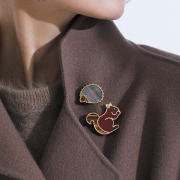 【ヴァン クリーフ＆アーペル】愛らしい動物たちのブローチで胸元に大人の遊び心を