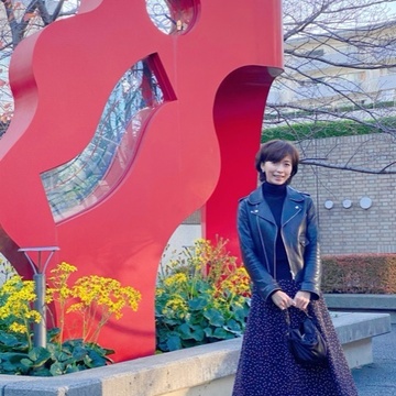 フレアパンツで黒コーデ