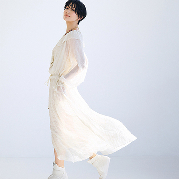 春らしい柔らかな白ワンピースとの相性も抜群！「クロエ」のハイトップスニーカー