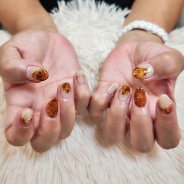 今年の秋ネイル、最初はべっ甲ネイルで。