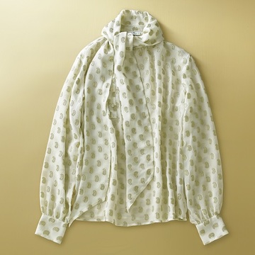 【冬コーデが華やぐトップス2選】エクラスタッフがひと目惚れしたセーター＆ブラウス