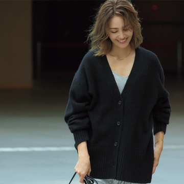 【この秋、本命はリュクスなグレー】ツヤのあるベロアパンツでリラクシー&上品な着こなしに