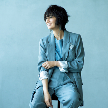 男前になりすぎない！グレイッシュブルーのジャケット＆パンツで小粋に