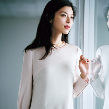 好感度大のピンクベージュワンピ & 品のよさピカイチのネイビーワンピ