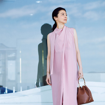 ワーケーションのおしゃれに！デコルテまわりを優美に飾る「シルクのワンピース」