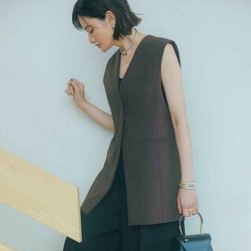 二の腕をすっきり見せてくれる！涼感とリッチ感が融合したブラウンのジレ