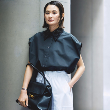 クチュール的なデザインシャツにカーゴパンツを合わせて粋なミックススタイルに。気温28℃｜9/16(火)【50代の毎日コーデ】