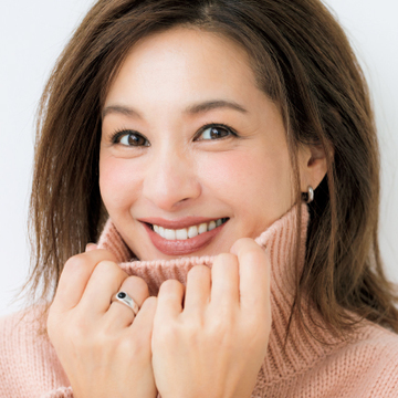 大人の“チーク”はかなり高めの位置がお約束【かわいげをつくるメイクテク③】