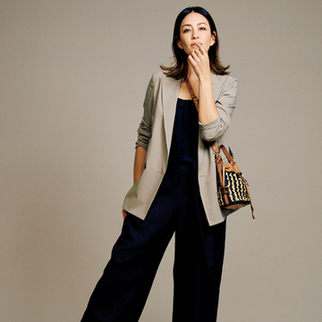 【大人のベージュジャケット】テーラード×ゆったりオールインワンの今どきな組み合わせ