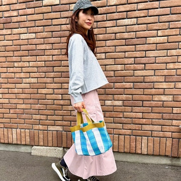 淡いピンクのGUスカートで春らしさを取り入れて