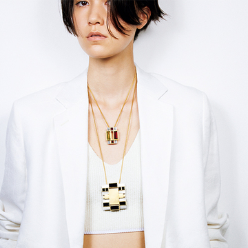 大小のブローチをペンダントで重ねづけ！夏のシンプルコーデのおしゃれ度アップ