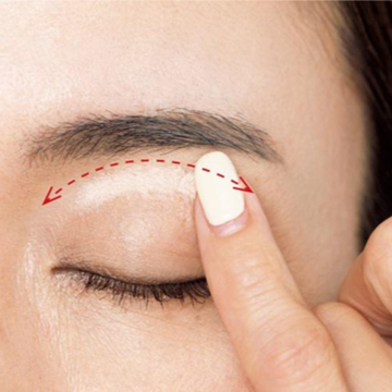 お疲れ感を軽減！“上まぶた”のメイクテクニック【“3大くぼ地”を盛って幸せ顔を手に入れる】