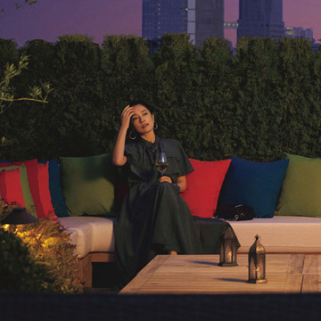 アースカラーのコートドレスをまとってアペリティーボを楽しむ【初夏、おしゃれして「銀座へ」】