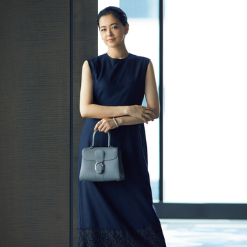 女優・黒谷友香さんが知的な雰囲気をまとう。「ブラミンク」のネイビーワンピース