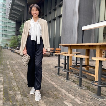 ユニクロの美脚サテンパンツで大人カジュアルコーデ