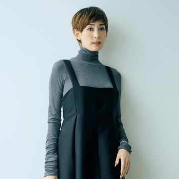 【50代のおしゃれ基本ルール】軽やかな立体フォルムのワンピースと薄手ニットで軽やかに