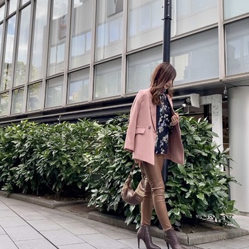 「濃ベージュ」の秋パンツコーデ