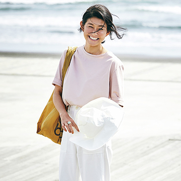 エディター、ライター・松井陽子さんの清潔感漂う夏のTシャツスタイル【おしゃれな人は今、Tシャツに何合わせてる？】